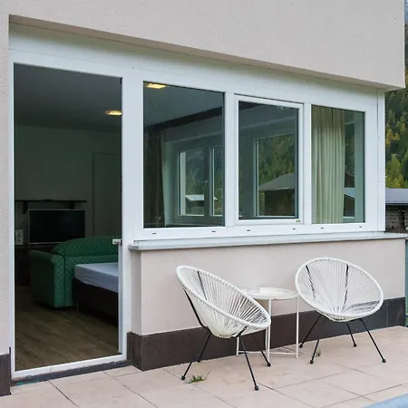 International House Mit Balkon Zw 2