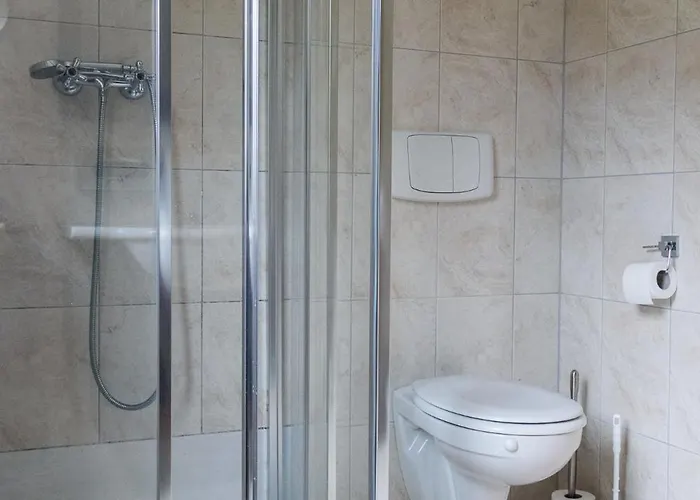 International House Mit Balkon Zw 2 דירה *