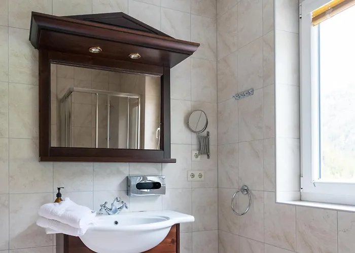 International House Mit Balkon Zw 2 דירה *