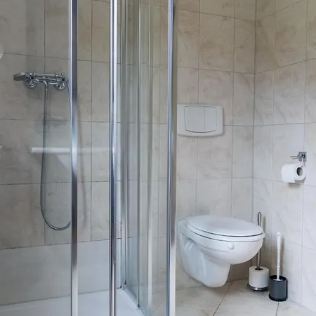 International House Mit Balkon Zw 2 아파트 *