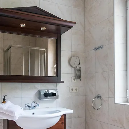 International House Mit Balkon Zw 2 아파트 *